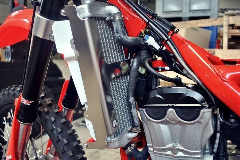 54b4f67eaca9a4736a1f38d0aba99d3b9add8e85_397_AX1357 AXP Radiator Guards Beta 350/390/430/480RR 15-19 - AXP Racing - Kylarskydd